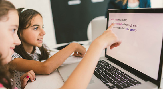 Les femmes sont actuellement sous-représentées dans les secteurs où l’emploi est en croissance, notamment ceux du génie et des technologies de l’information et des communications. (Photo : vgajic/iStock par Getty Images)