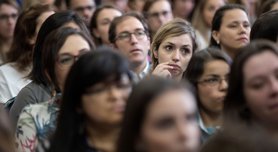 Grupo de mulheres em um evento em São Paulo para promover a participação feminina no setor financeiro: as mulheres representam 51% dos mutuários no Brasil (Sebastião Moreira/Newscom)